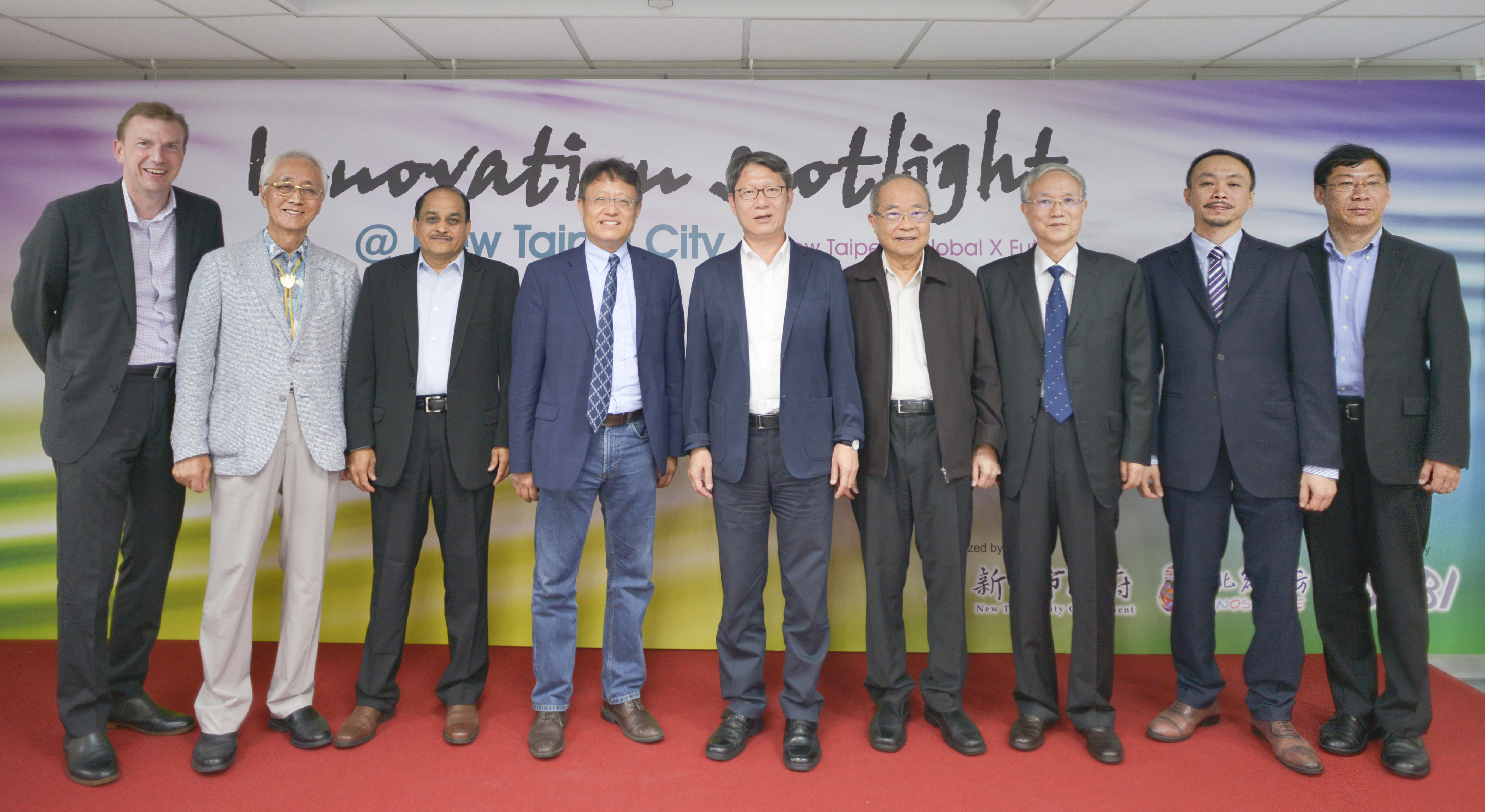 「Innovation spotlight @ New Taipei City」國際交流活動與會貴賓合影(左4：亞洲育成協會會長黃經堯、左5：新北市副市長葉惠青)